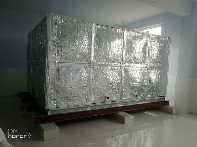 4臺騰翔玻璃鋼橡塑保溫水箱安裝現場